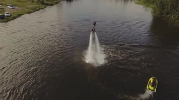 Flyg ombord ryttare på floden.Aerial video. — Stockvideo