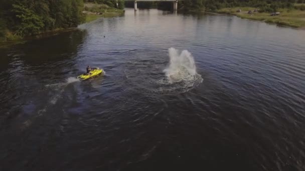 Vola a bordo pilota sul river.Aerial video. — Video Stock