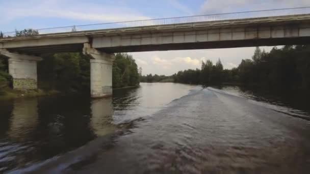 Mädchen auf dem Jetski im Fluss.Luftvideo. — Stockvideo