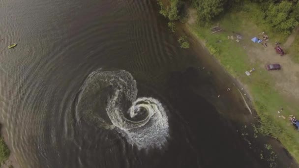 Meisje op de jetski in de rivier.Luchtfoto. — Stockvideo