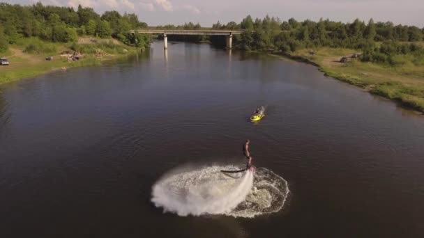 Voar piloto bordo no river.Aerial vídeo. — Vídeo de Stock