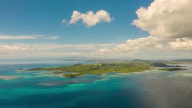 Tropikal adaları ve turkuaz suları olan deniz burnu. Zaman Uygulaması.