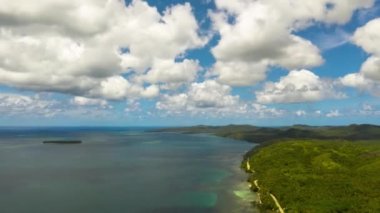 Zaman aşımı: Siargao adası kıyıları, mavi okyanus ve dalgalar.