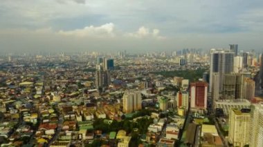 Mavi gökyüzü ve bulutlu Manila şehir manzarası zaman aşımı.