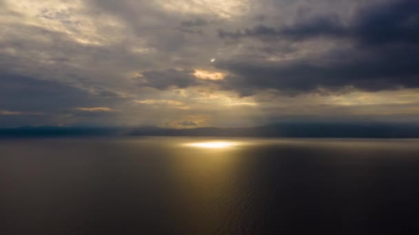Time lapse : Ciel nuageux au-dessus de la mer au coucher du soleil. — Video