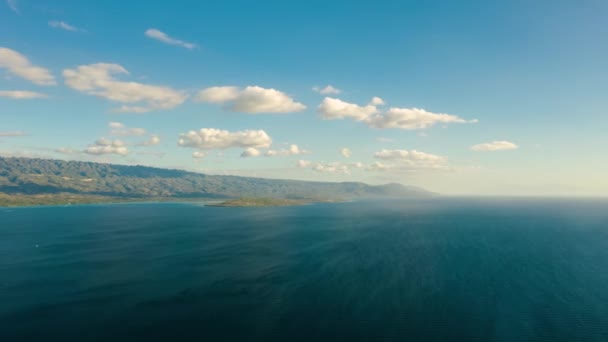 Paisaje marino, isla y cielo con nubes time lapse, Cebú, Filipinas. — Vídeos de Stock