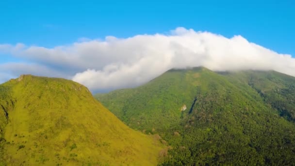 Hory pokryté deštnými pralesy a mraky, časový úsek. — Stock video
