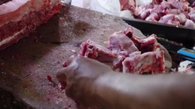 Bıçakla et doğrayan bir kasap.