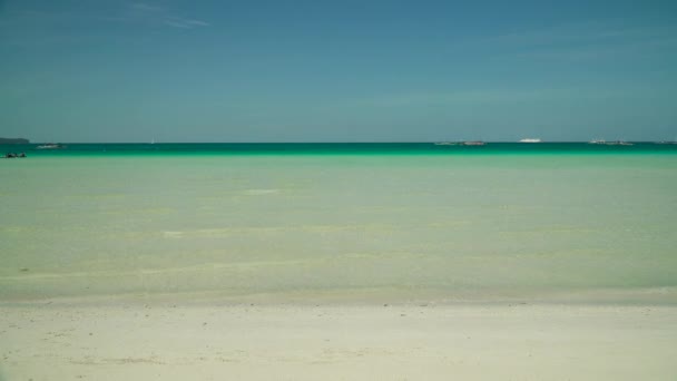 Τροπική αμμώδης παραλία και γαλάζια θάλασσα, Φιλιππίνες. — Αρχείο Βίντεο