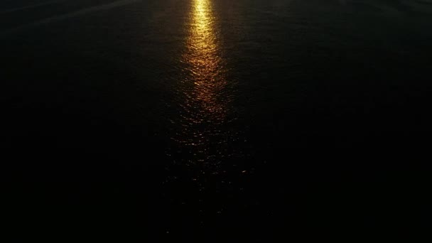Puesta de sol sobre la superficie del mar. Vista aérea. — Vídeos de Stock
