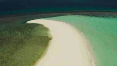 Kumlu bir tropik ada. Camiguin, Filipinler