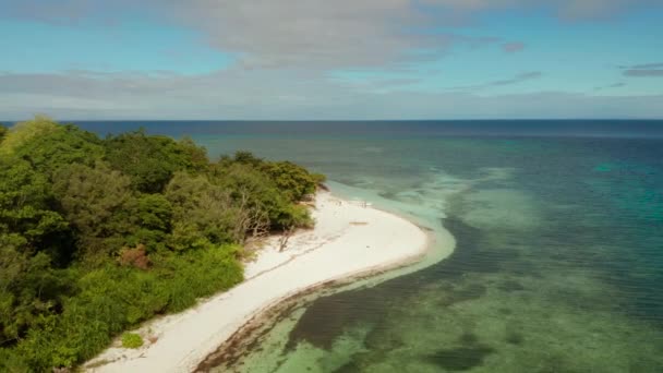 Isola tropicale con spiaggia sabbiosa. Isola di Mantigue, Filippine — Video Stock