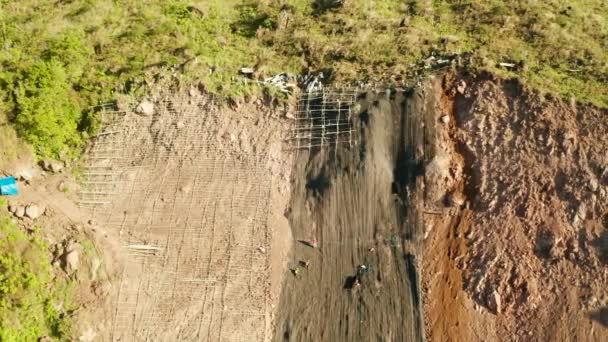 Steinschlagschutznetz, Sicherheitsdrahtgeflecht in den Bergen — Stockvideo