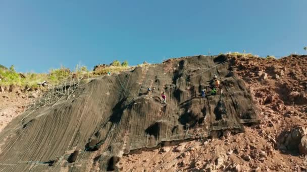 Rockfall védőháló, biztonsági drótháló a hegyekben — Stock videók