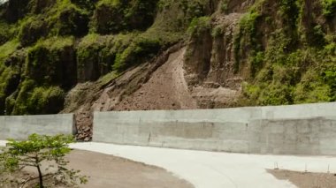 Toprak kaymasına karşı beton bariyer. Camiguin Filipinleri.