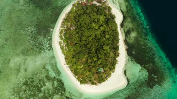 Ilha tropical com praia de areia. Ilha de Mantigue, Filipinas — Vídeo de Stock