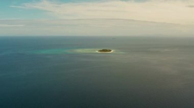 Kumlu bir tropik ada. Mantigue Adası, Filipinler
