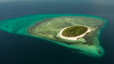 Kumlu bir tropik ada. Mantigue Adası, Filipinler