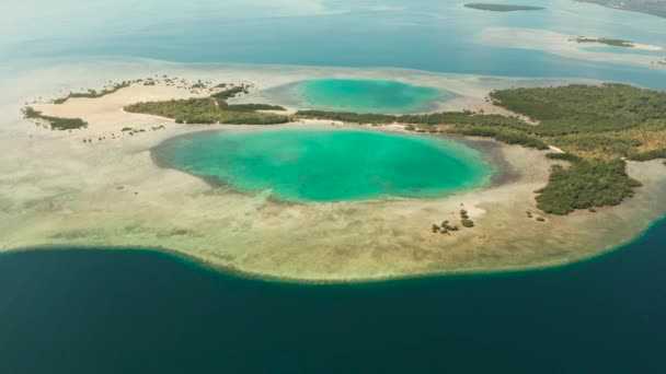 Bucht mit tropischen Inseln und Korallenriff.. Palawan, Philippinen — Stockvideo