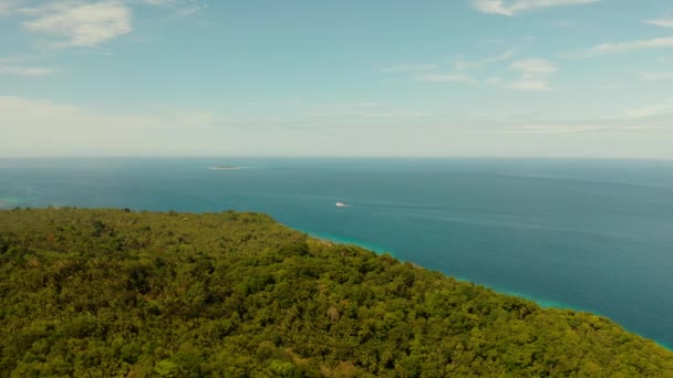 Landschaft mit Kokospalmen und türkisfarbener Lagune — Stockvideo