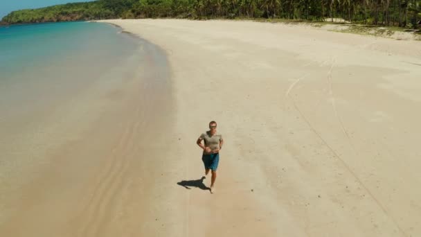 Man jogga på stranden på sommaren — Stockvideo