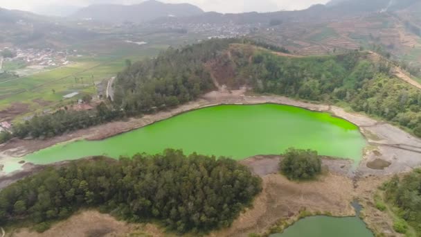 Telaga warna meer op plateau dieng — Stockvideo