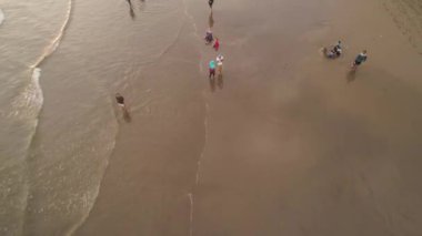 Okyanus kıyısındaki kumlu sahil Yogyakarta