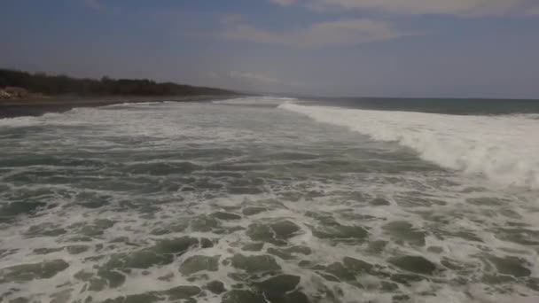 Wateroppervlak met grote golven, zicht vanuit de lucht. — Stockvideo