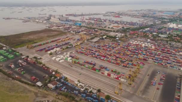Fracht- und Passagierhafen in Surabaya, Java, Indonesien — Stockvideo