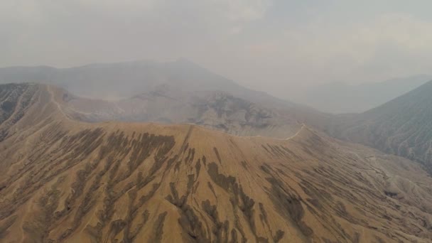 Гірський пейзаж з активним вулканом — стокове відео