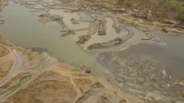 Очистка и углубление с помощью землекопов на реке. java, indonesia — стоковое видео