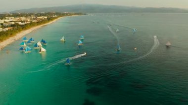 Tropik sahil ve yelkenli tekneler, Boracay, Filipinler