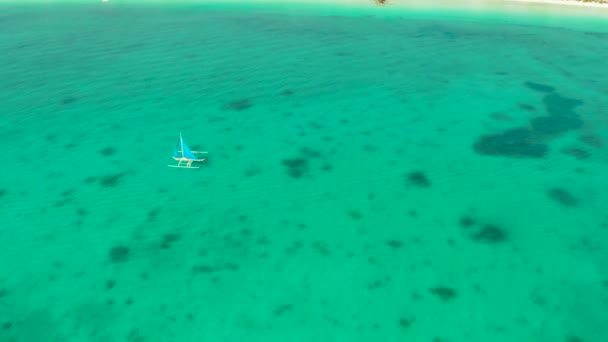 Voilier en mer bleue. Boracay île de Philippines. — Video
