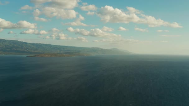 Paisaje marino, isla y cielo con nubes, Cebú, Filipinas. — Vídeo de stock