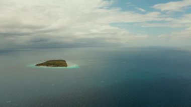 Açık denizde tropik bir ada. Sumilon Adası, Filipinler