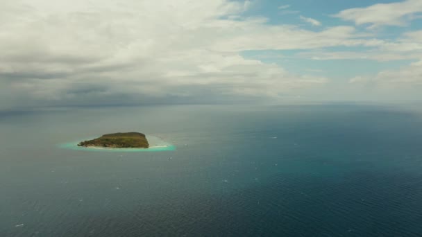 Isla tropical en mar abierto. Isla Sumilon, Filipinas — Vídeos de Stock