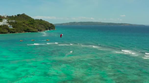 Kitesurfers na praia de Bulabog, ilha de Boracay, Filipinas — Vídeo de Stock