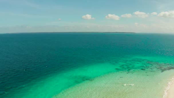 Trópusi sziget homokos stranddal. Balabac, Palawan, Fülöp-szigetek. — Stock videók
