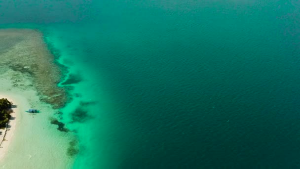 Tropisk ö med sandstrand. Balabac, Palawan, Filippinerna. — Stockvideo