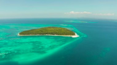 Kumlu bir tropik ada. Balabac, Palawan, Filipinler.