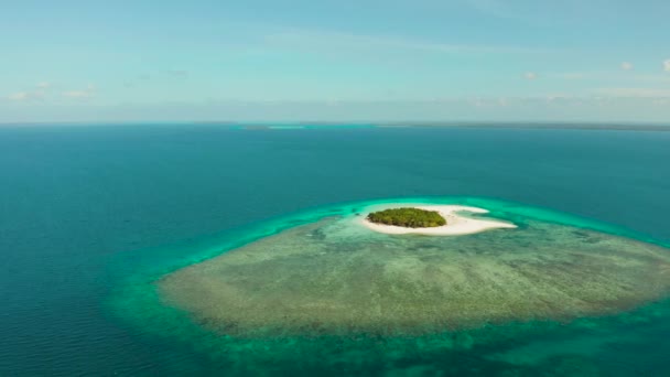 Ilha tropical com praia de areia. Balabac, Palawan, Filipinas. — Vídeo de Stock