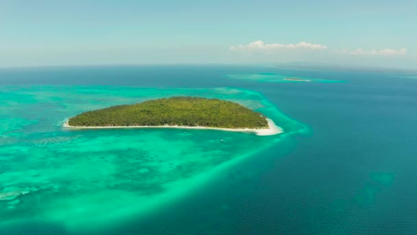 Isla tropical con playa de arena. Balabac, Palawan, Filipinas. — Vídeo de stock