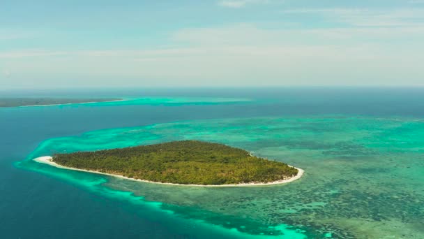 Seascape com ilha e lagoas tropicais. Balabac, Palawan, Filipinas. — Vídeo de Stock