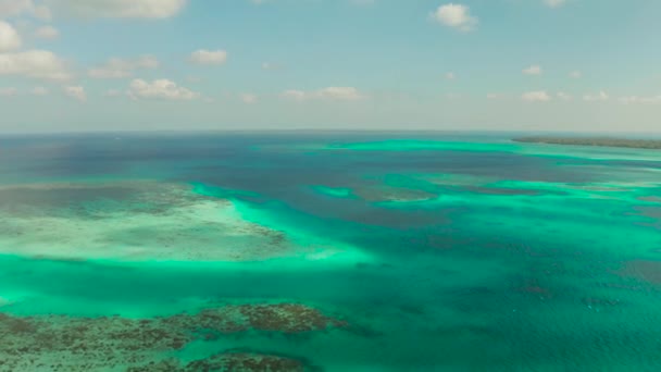 Paesaggio tropicale con lagune e isole tropicali. Balabac, Palawan, Filippine. — Video Stock