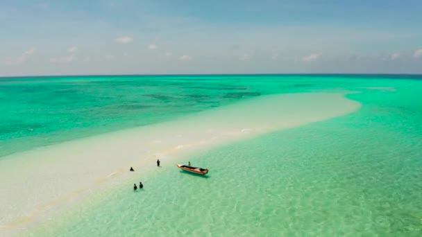 Göl kıyısında turkuaz suyu olan bir kumsal. Balabac, Palawan, Filipinler. — Stok video