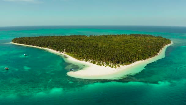 Isla tropical con playa de arena. Balabac, Palawan, Filipinas. — Vídeo de stock