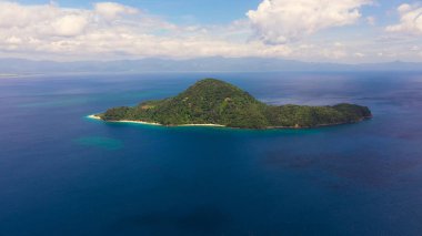 Tropik ada ve mavi deniz, hava manzarası. Atulayan Adası, Camarines Sur, Filipinler.