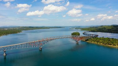 San Juanico köprüsünün panoramik manzarası, ülkenin en uzun köprüsü. Visayas bölgesindeki Samar ve Leyte adalarını birbirine bağlar..