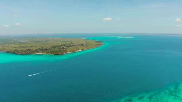 Tropické ostrovy s plážemi v modrém moři Balabac, Palawan, Filipíny. — Stock video