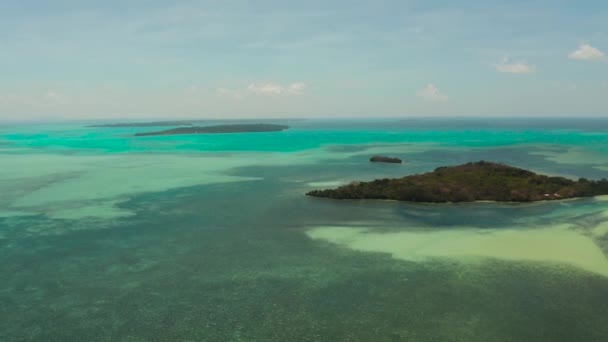 Trópusi szigetek a kék tenger strandjaival Balabac, Palawan, Fülöp-szigetek. — Stock videók